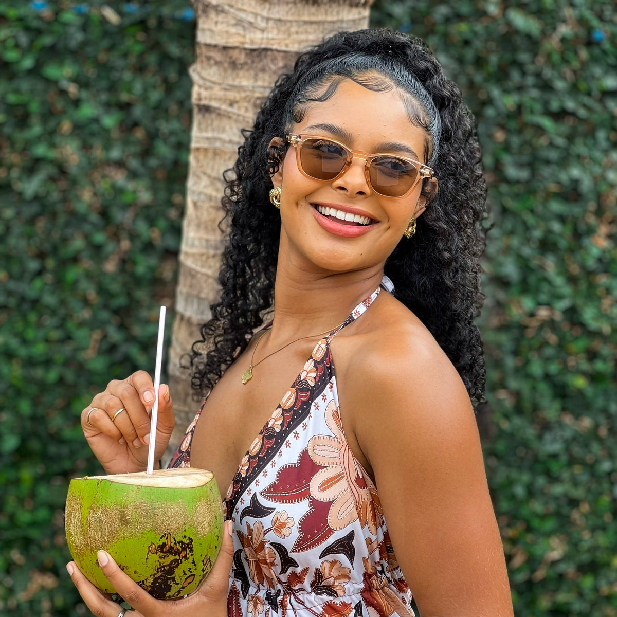 Óculos de sol feminino com armação de acetato translúcido e lentes marrons com proteção UV400.